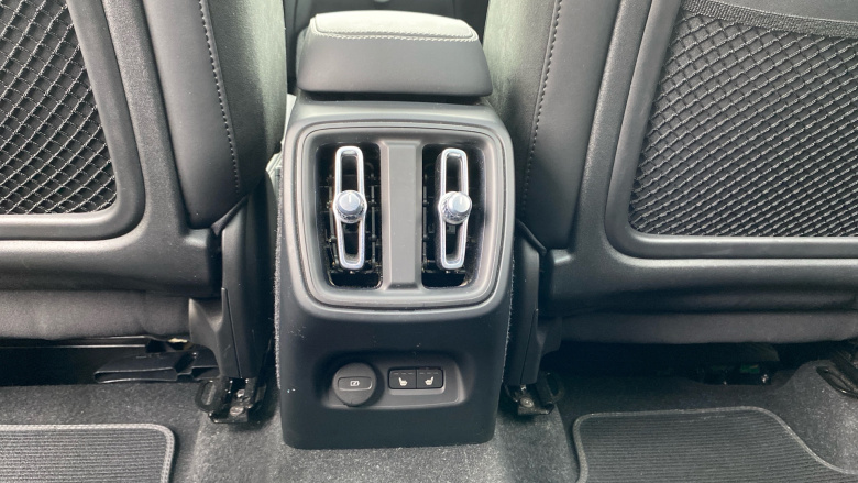 Volvo XC40 2.0 B4P Ultimate Dark 5dr Auto Petrol Estate